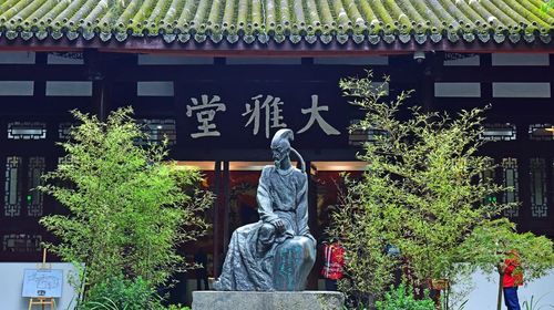 One - Day Private Car Tour: Du Fu Thatched Cottage, Jinli Ancient Street, and Chengdu IFS