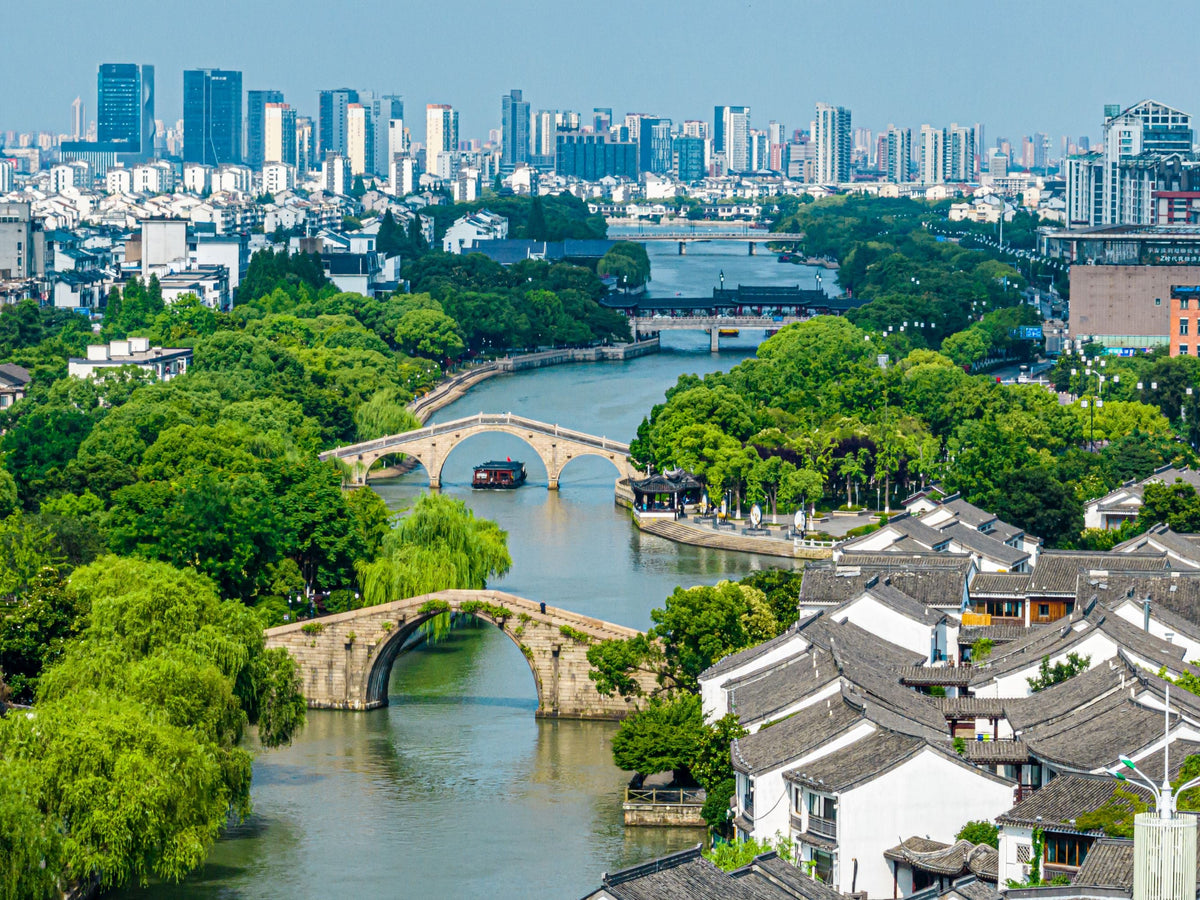 Wumen Bridge & Canglang Pavilion & Master of the Nets Garden & Ligong Causeway Private Car Day Tour