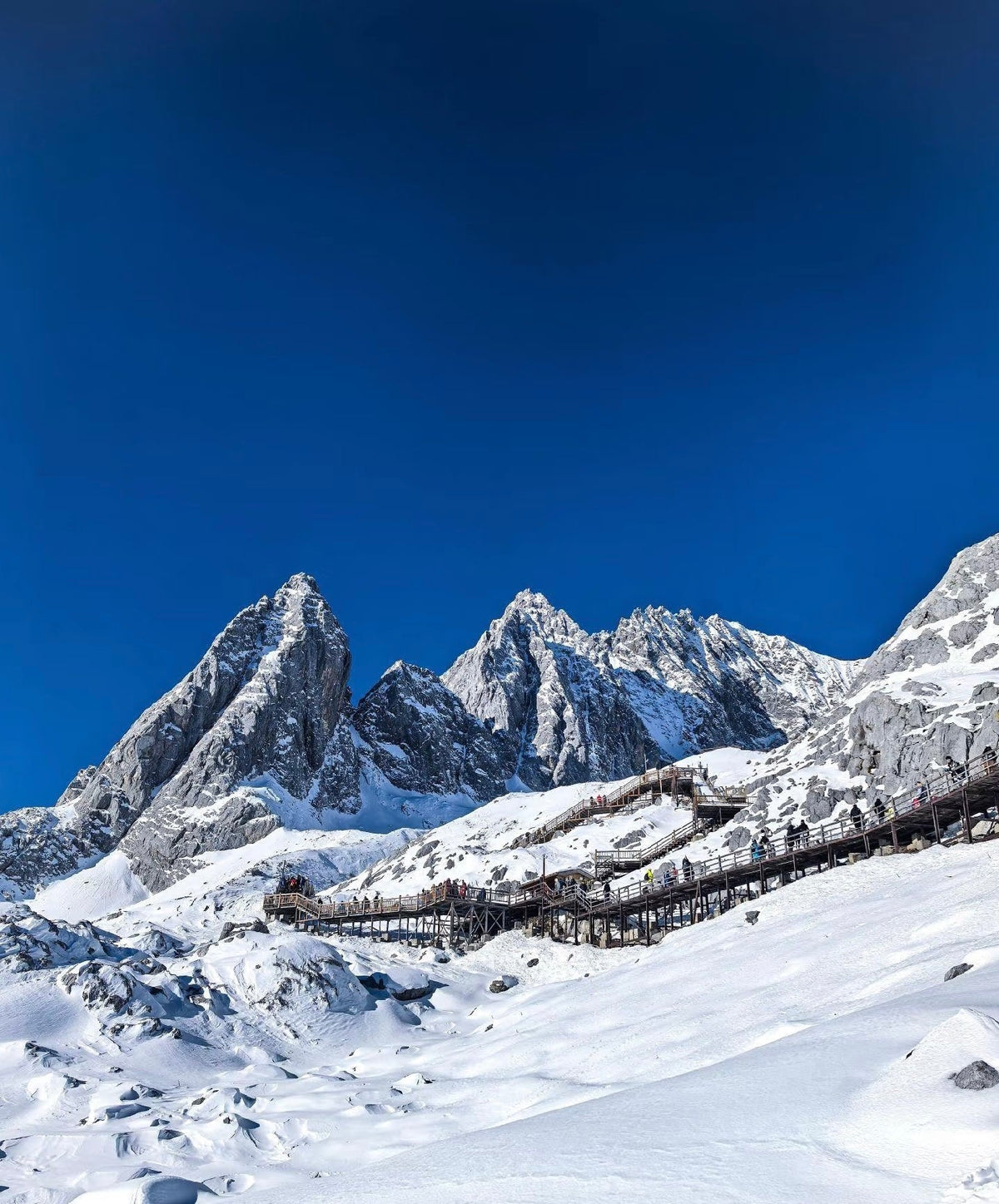 One - day private car tour of Jade Dragon Snow Mountain and Baisha Ancient Town in Lijiang, Yunnan